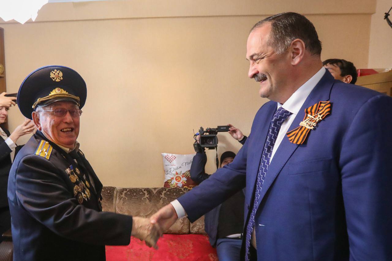 Сергей Меликов поздравил на дому участника ВОВ Курбана Курбанова