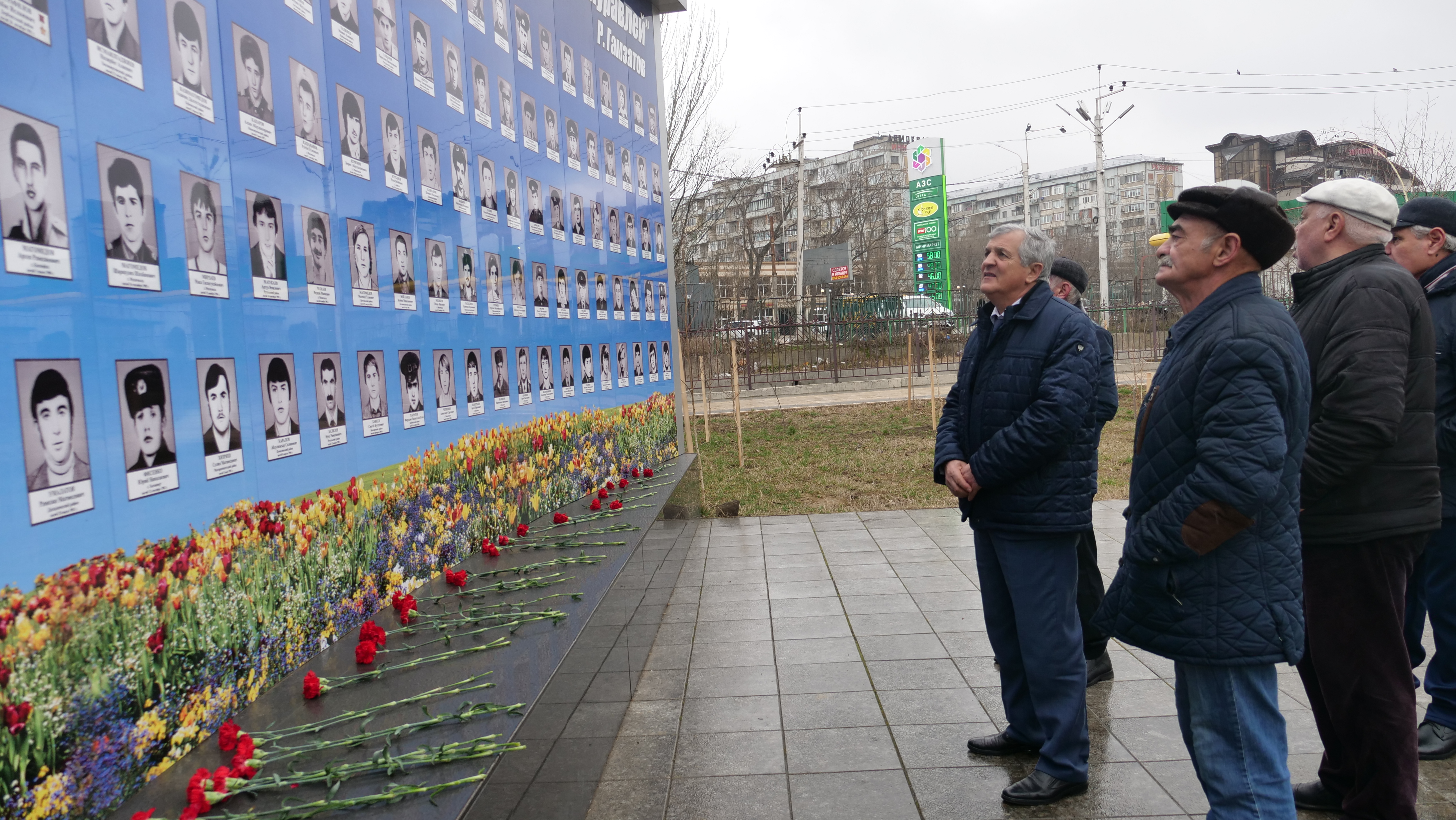 Возложили цветы к памятнику воинам-интернационалистам в Махачкале