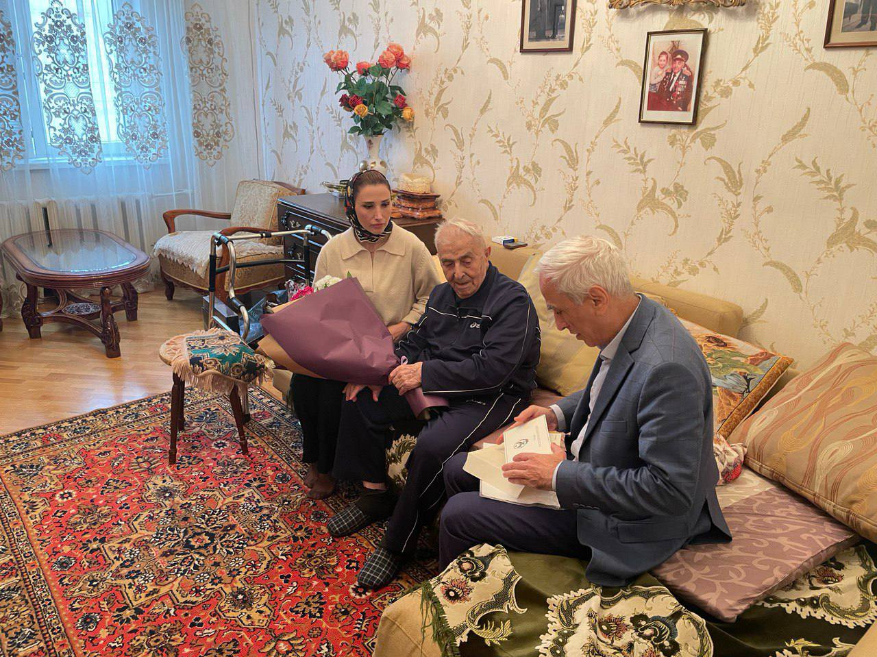 Представители Минтруда РД поздравили сегодня с 99-летием ветерана ВОВ