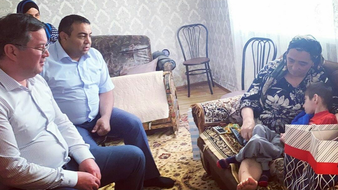 Глава Карабудахкентского района Махмуд Амиралиев навестил детей-инвалидов на дому