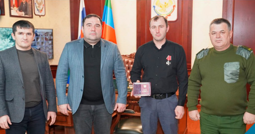 Глава Хасавюртовского района вручил орден Мужества Магомедову Азамату Зулумхановичу.