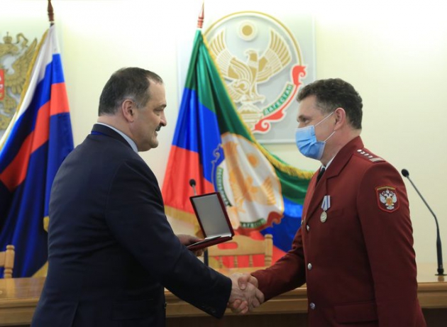 Сергей Меликов вручил госнаграды сотрудникам Роспотребнадзора РД