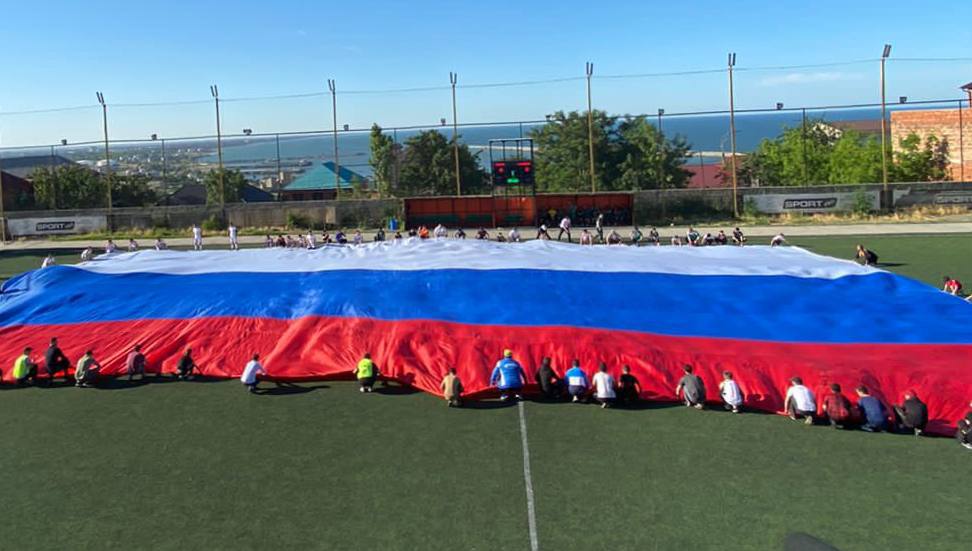 В Махачкале прошёл патриотический флешмоб ко Дню России