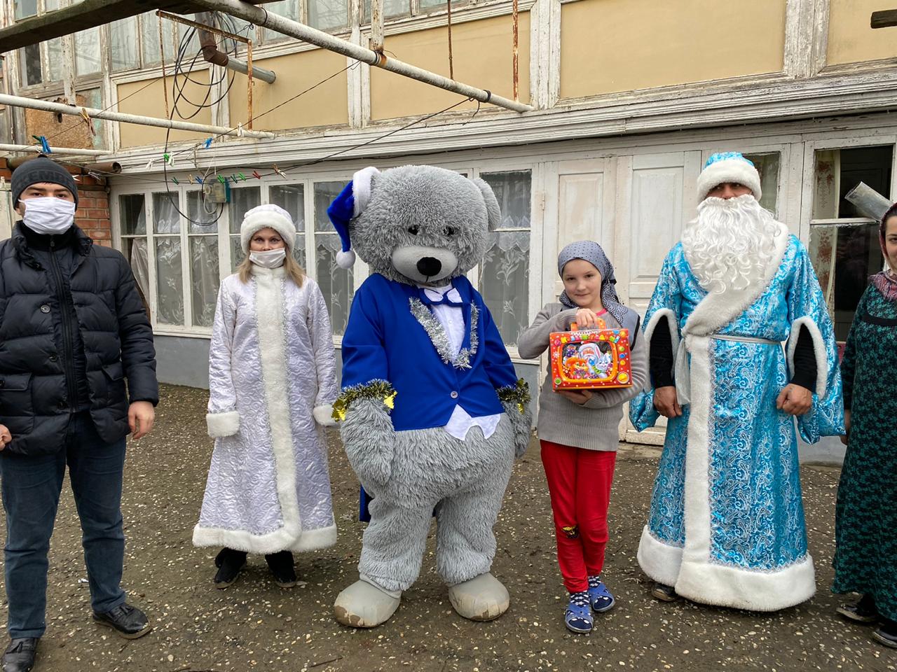 В Бабаюртовском районе детей-сирот поздравили с Новым годом Дед Мороз и Снегурочка