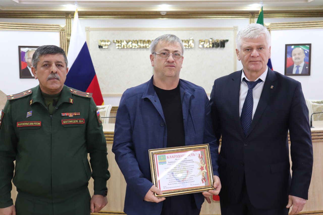В Кизилюртовском районе возложили цветы к мемориальной доске погибщего в ходе СВО, уроженца села Султананянгиюрт, Магомеда Сотавова