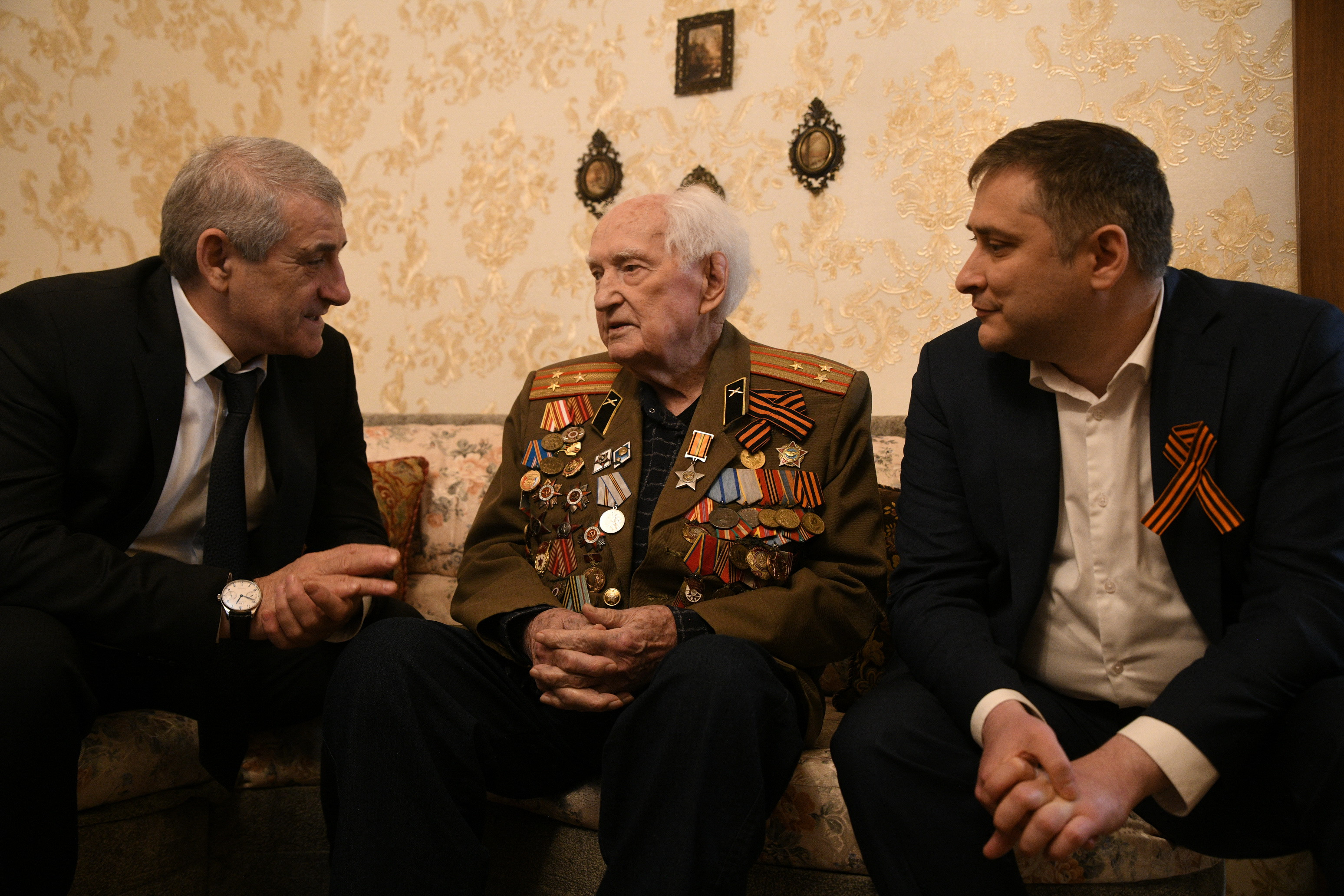 Ветерана ВОВ Виктора Хрисанова поздравили с 100-летием