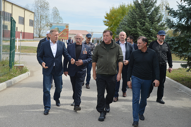 Заур Аскендеров посетил сборный пункт временного пребывания военнослужащих в с. Шали ЧР