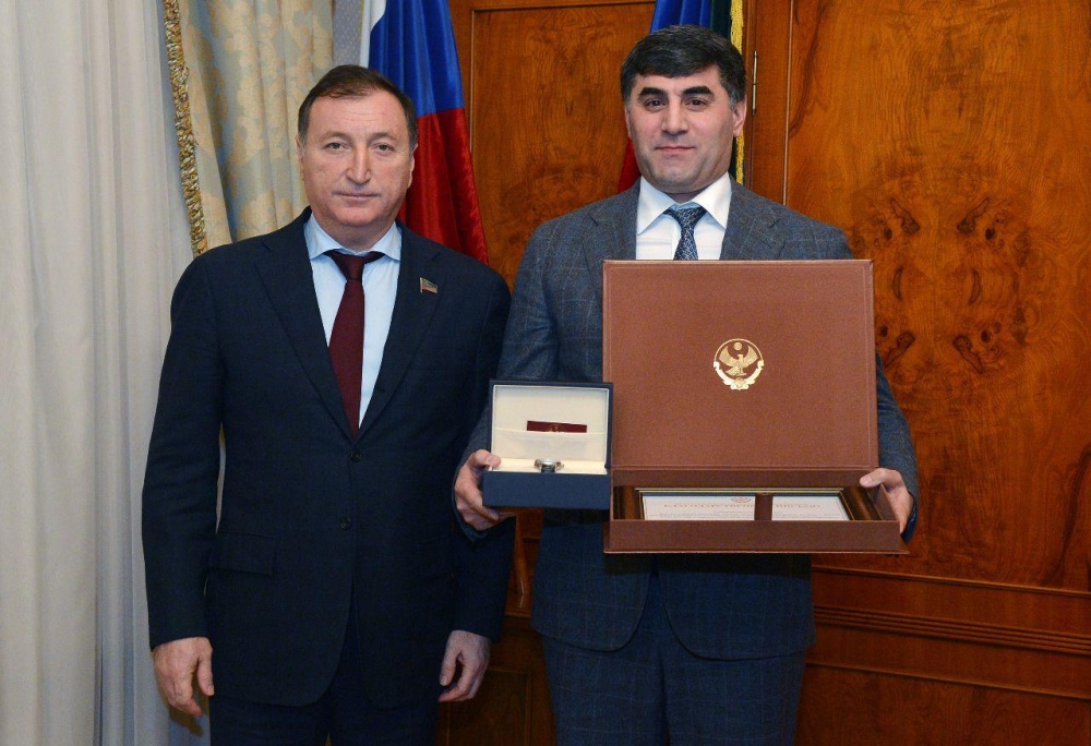Крымсолтан Кабардиев отмечен Благодарственным письмом и Памятными часами Народного Собрания РД