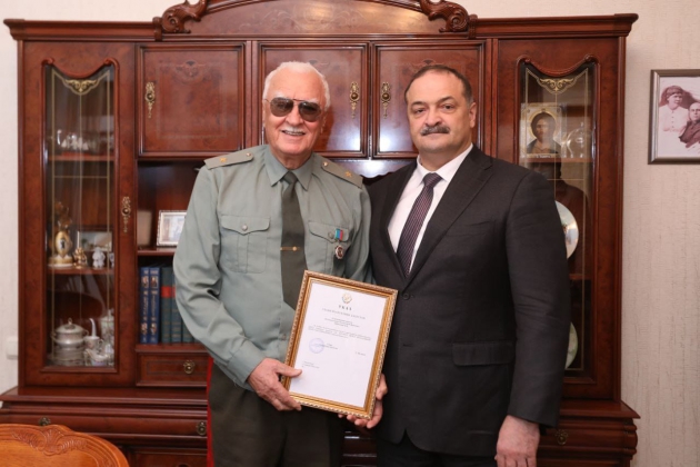 Меликов наградил орденом Народного героя Дагестана