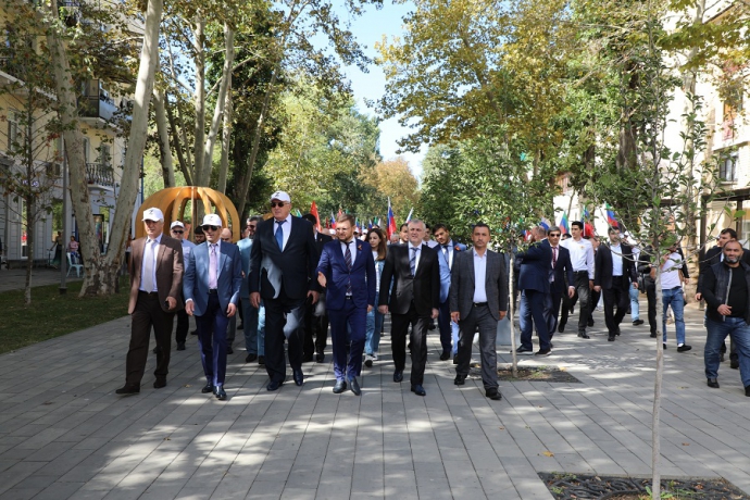 Абдулмуслим Абдулмуслимов во главе делегации прошелся по обновлённой улице Коркмасова в Махачкале