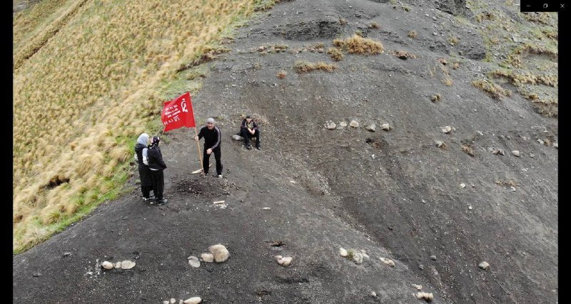 Школьники села Хосрех Кулинского района водрузили на возвышенности копию знамени Победы