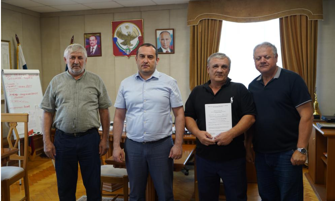 Глава Каякентского района вручил свидетельство на приобретение жилья ветерану афганских событий