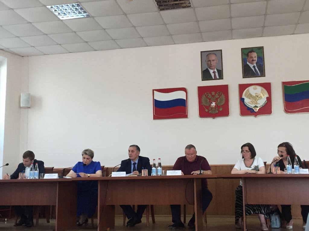 Абдурахман Махмудов провел выездное совещание по вопросам профилактики кори в Каспийске