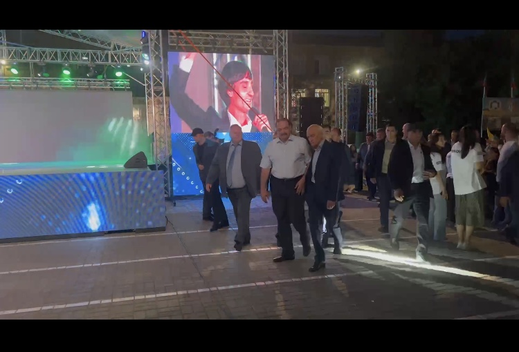 Сергей Меликов прибыл в Каспийск на праздничный концерт
