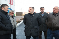 Мурад Казиев посетил строящиеся объекты образования Дагестана      Зарипат Магомедова