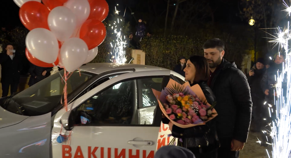 Обладательницу суперприза поздравил глава Дербента