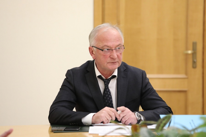 Амирханов провел совещание по вопросу недопущения завоза в республику новых штаммов коронавируса