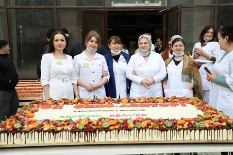 В махачкалинскую клиническую больницу № 1 принесли большой торт размером 1х2 м
