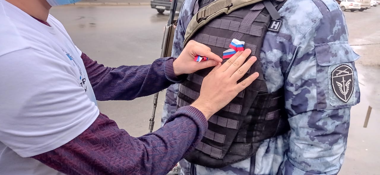 Росгвардейцы Дагестана поддержали акцию «Российский триколор»