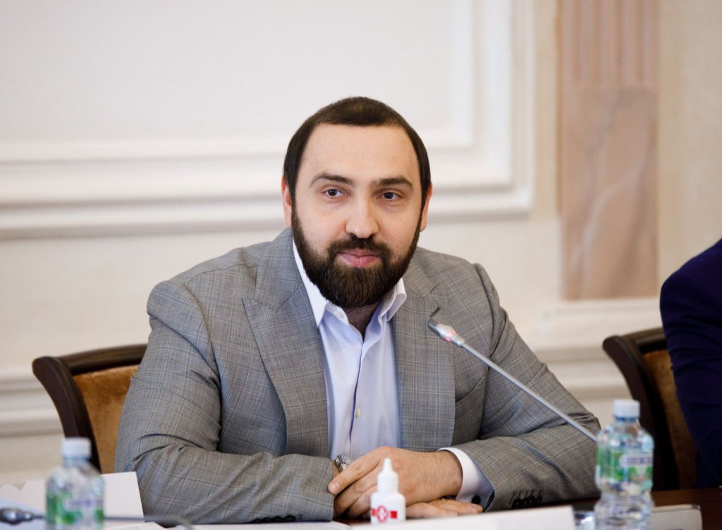 При оценке работы губернаторов нужно учитывать эффективность борьбы с алкоголем в их регионах, заявил Султан Хамзаев