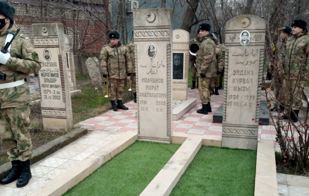 Сегодня возложили цветы на могилу геройского парня из Махачкалы Марата Молчанова