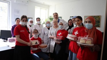 Дагестанских врачей угостили сладостями