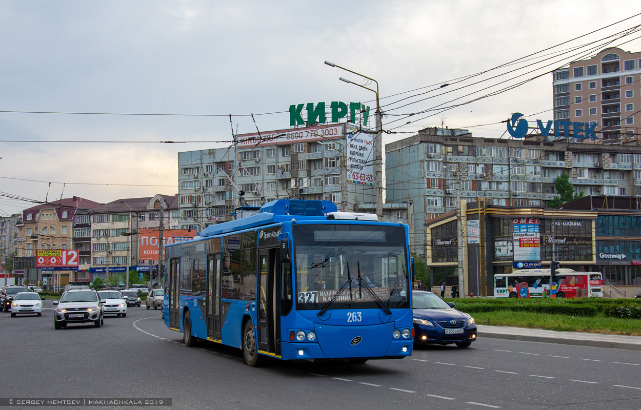 По маршруту Махачкала - Каспийск запустили троллейбус с информацией о финансовой грамотности