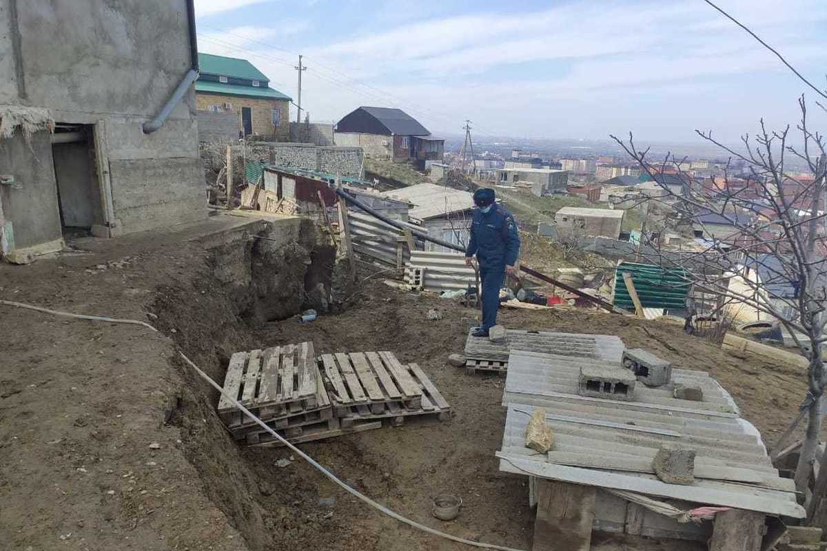 В Махачкале на склоне горы произошел оползень