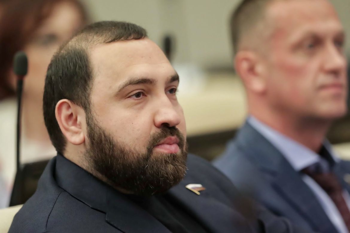 Депутат Госдумы поздравил моряков Каспийска с Днем ВМФ