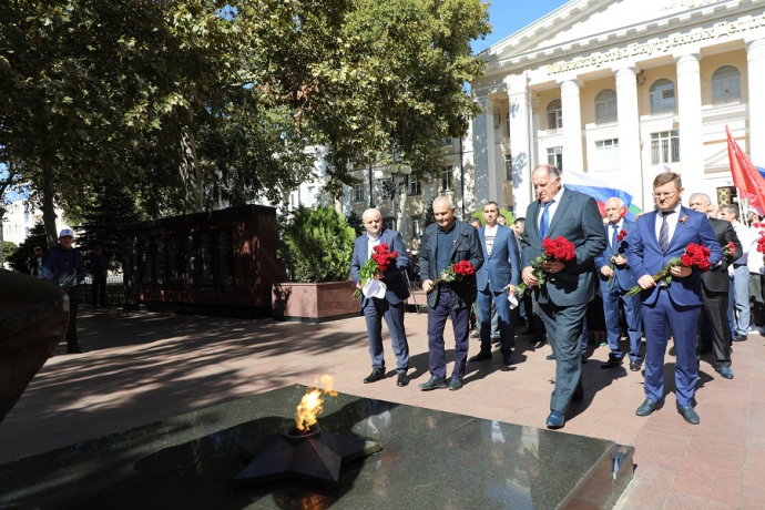 Абдулмуслим Абдулмуслимов возложил цветы к памятнику Неизвестному солдату и к Мемориалу Славы погибших сотрудников МВД