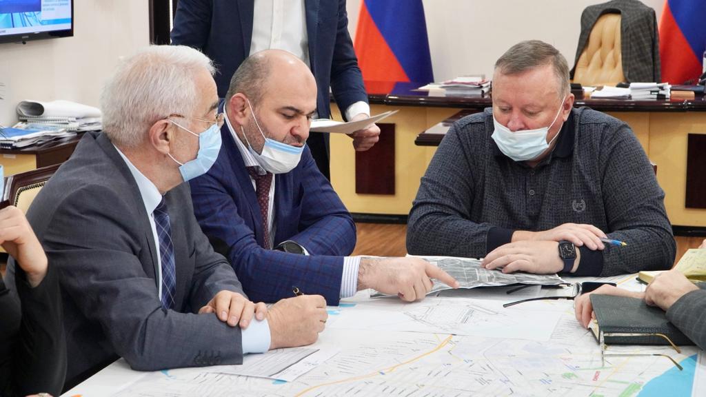 Вопросы реконструкции стадиона "Труд" в Каспийске обсуждали Борис Гонцов и Сажид Сажидов