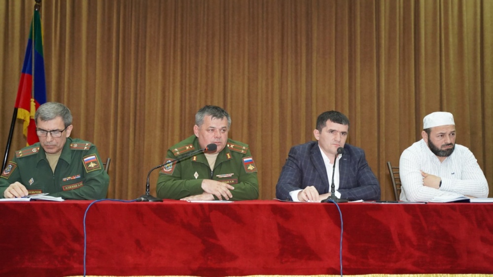 Встреча представителей администрации и военкомата с допризывной молодежью Хасавюртовского района