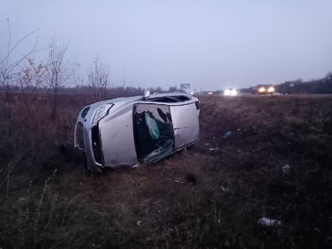 В Избербаше подросток за рулем опрокинул иномарку в кювет, есть пострадавшие