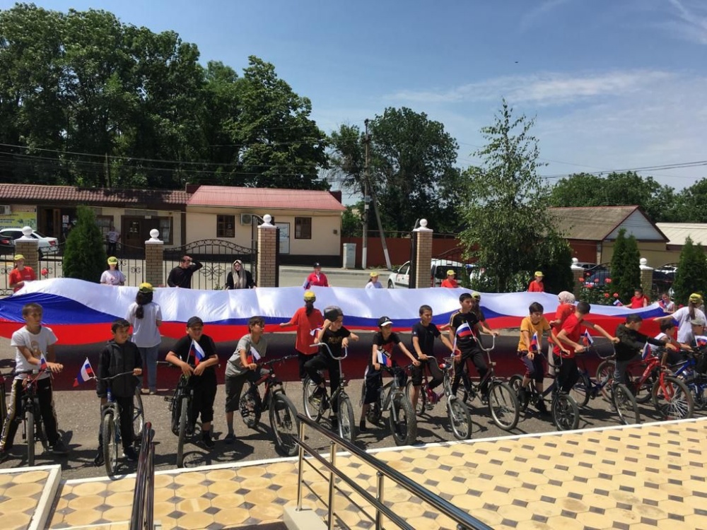 В Хасавюртовском районе в честь праздника развернули государственный флаг России