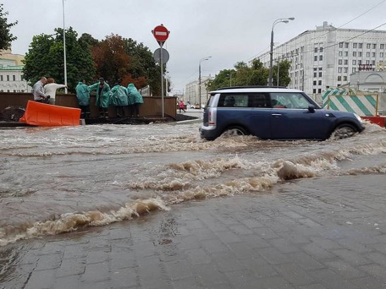 В москве прошел дождь. Потоп в Махачкале. Ливень в Москве. Потоп в Москве. Дождь в Москве.