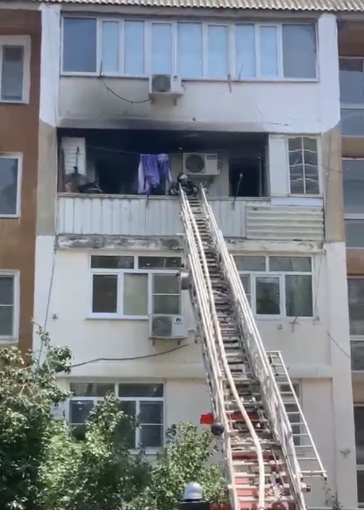 В Махачкале в одной из квартир многоэтажки случился пожар