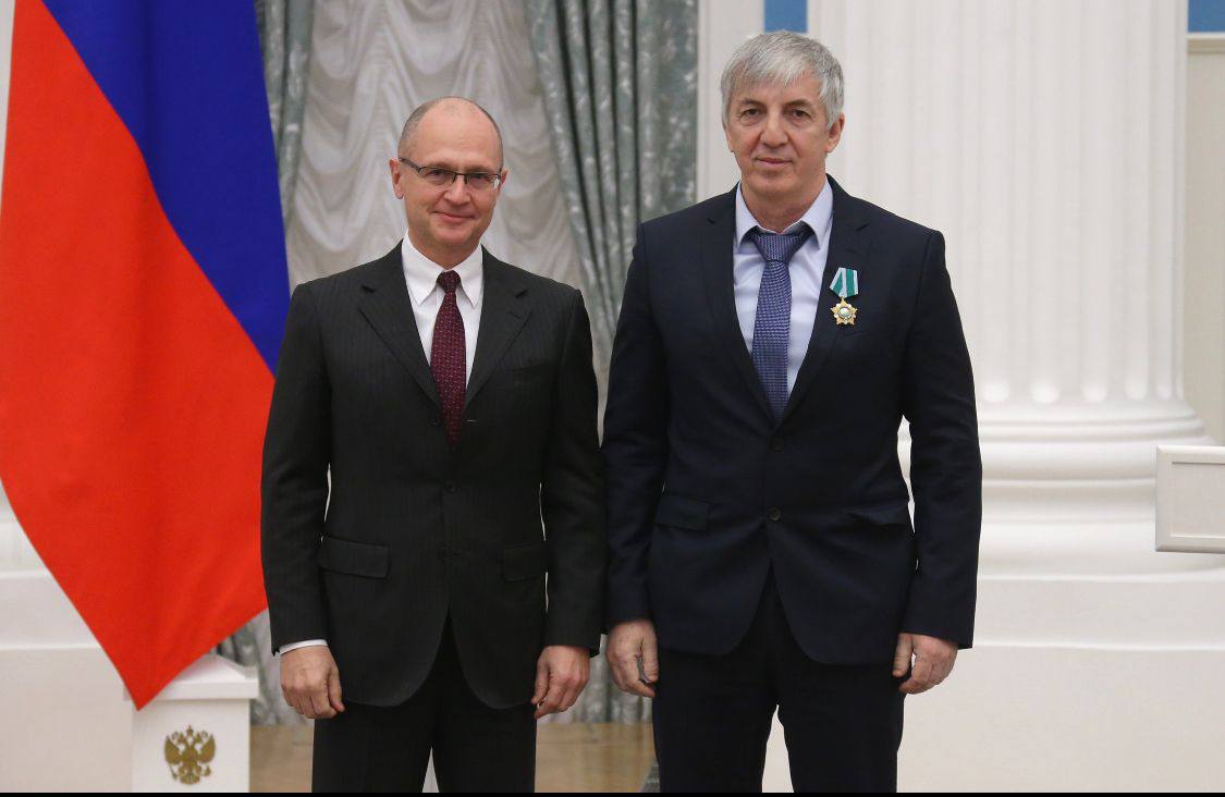 Амирханов поздравил Абакарова с награждением его орденом