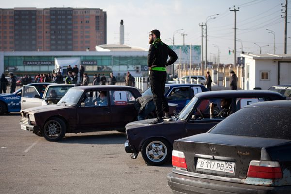 В Каспийске перед стадионом "Арена" прошли дрифт-заезды опытных гонщиков