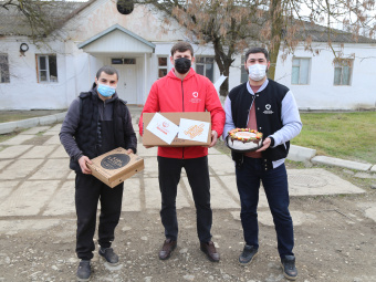 Медикам "красной зоны" Бабаюртовской ЦРБ доставили фрукты и торты