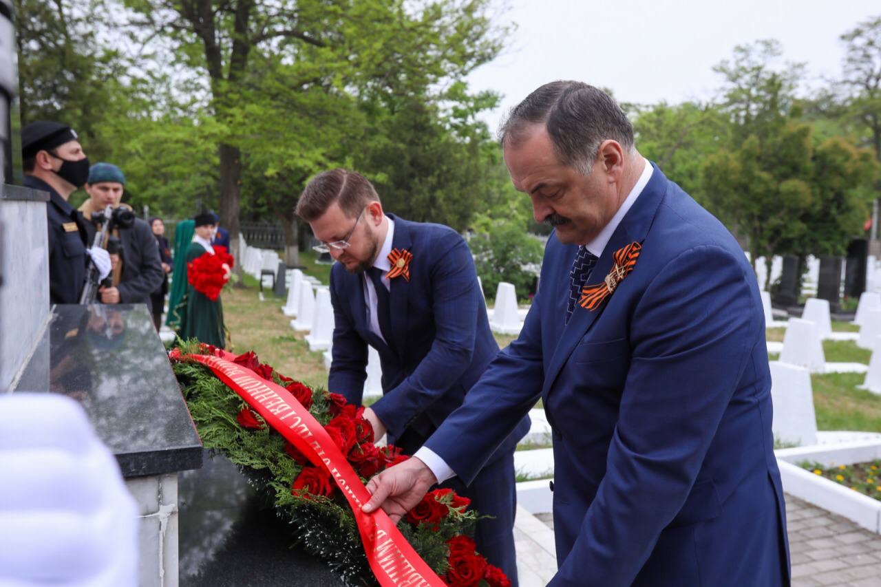 Врио Главы Дагестана Сергей Меликов возложил цветы к могилам солдат павших в ВОВ