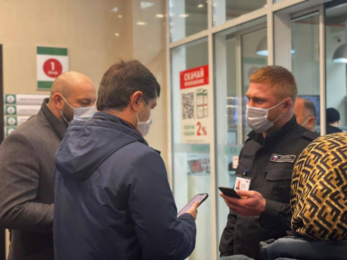 Батыр Эмеев в составе группы посетил ряд торговых центров по проверке соблюдения QR-кодов