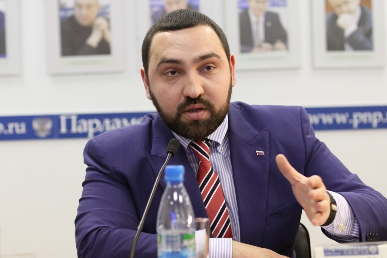 Более 700 человек проявили желание стать помощником Депутата Султана Хамзаева