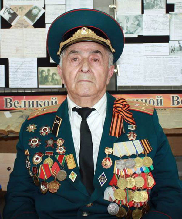 Ветерана войны Ильяса Казиханова в День разгрома нацистов под Сталинградом навестили волонтеры