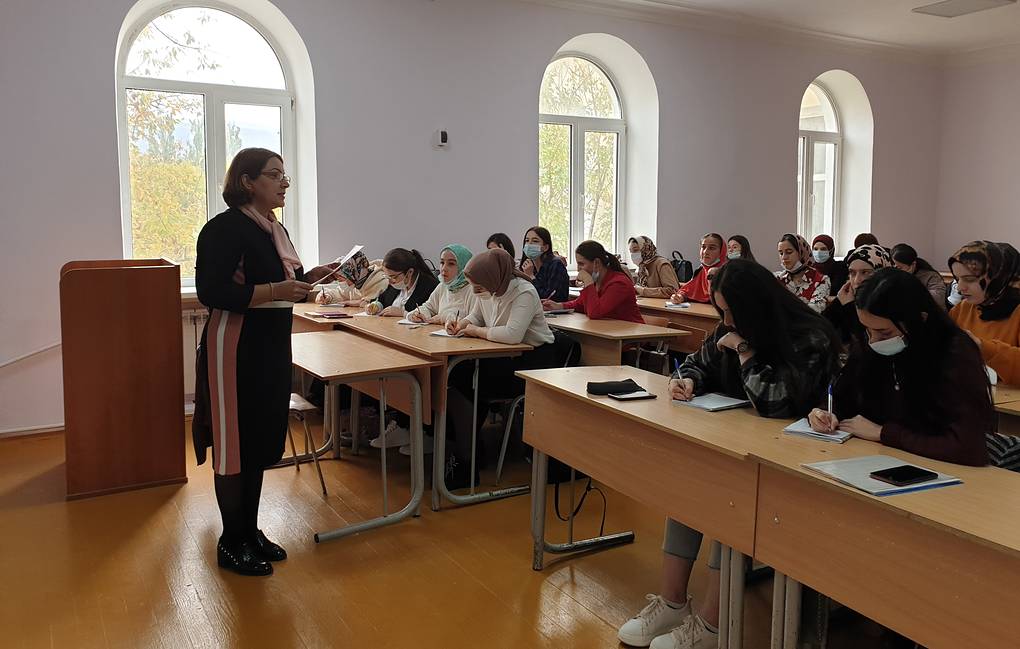 Более 150 студентов и преподавателей приняли участие в диктанте на языках народов Дагестана