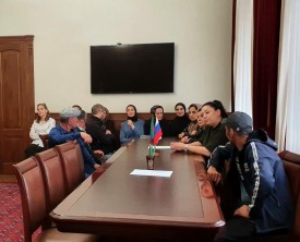 Министр труда и социального развития Дагестана встретился с жертвами мошенницы, обещавшей социальные выплаты
