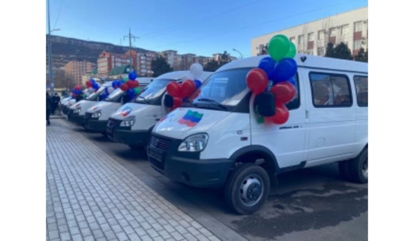 В Дагестане многодетным семьям вручили ключи от новых автомобилей