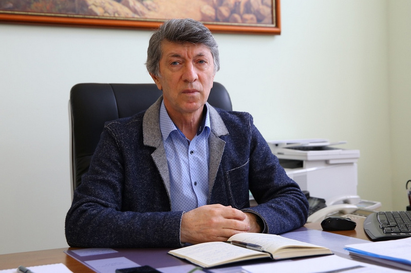 Акай Муртазаев о решении С. Меликова передать свои резиденции детям