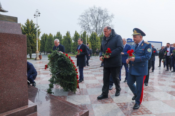 Премьер-министр РД возложил цветы к памятнику Гейдара Алиева в Хачмазе
