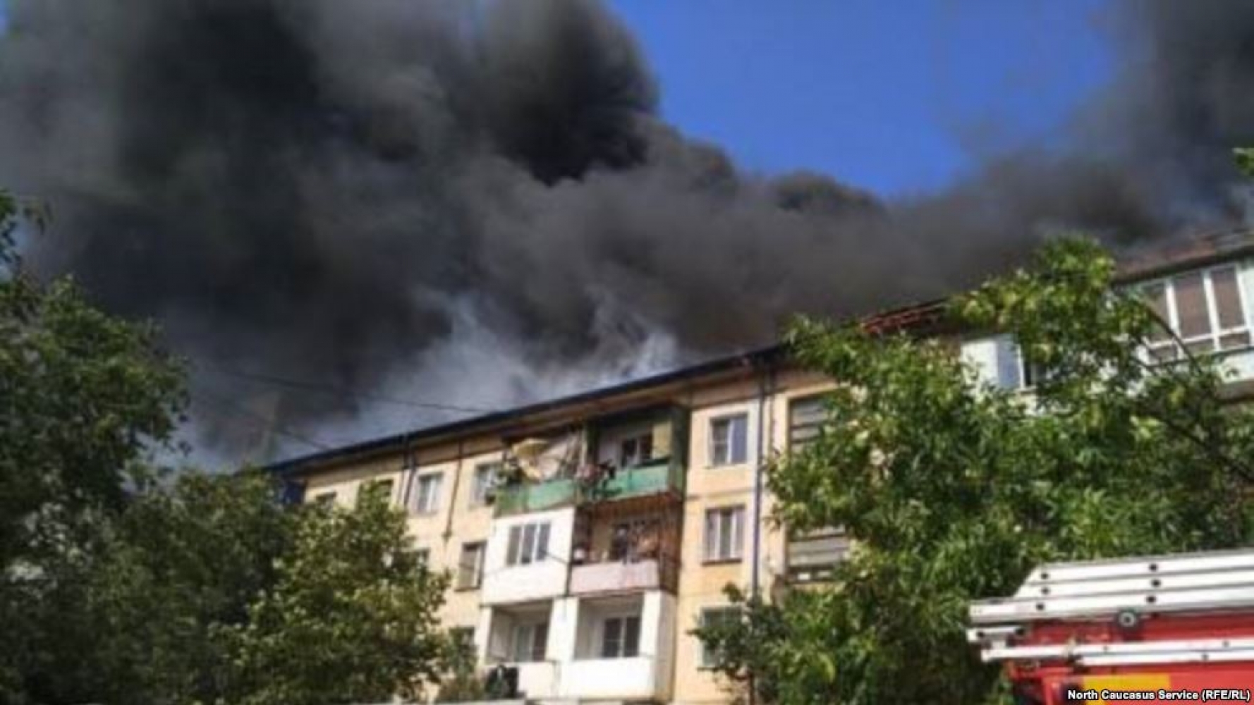 В Махачкале загорелась пятиэтажка