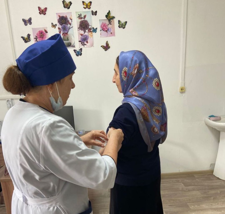 В Буйнакском районе, прошедшим вакцинацию от коронавируса, вручили продуктовые наборы